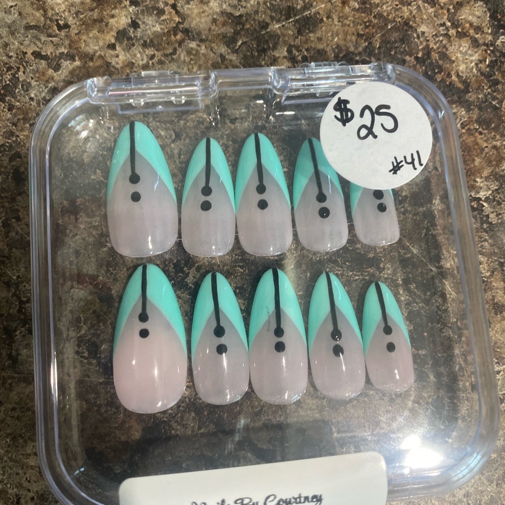 Press-On Nail Set in Mint Green and Black - Ready-to-Apply Artificial Nails